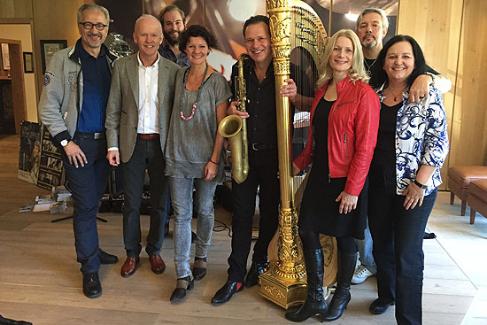  Hotelier Günther Hlebaina (2. v. l.) hatte die einige hochkarätige Künstler wie Mulo Francel (Saxofon) und die Harfinistin Evelyn Huber von GLM Music zu sich eingeladen zum 4. Achensee-Jazzfest ins Alpine Lifestyle Hotel DAS KRONTHALER, die hier vom 21.-23.11.2014 25 Jahre GLM Music feierten (©Foto: Martin Schmitz)